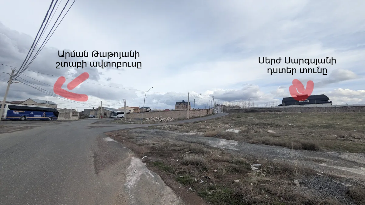 Новое: Автобус Армана Татояна у дома Сержа Саргсяна