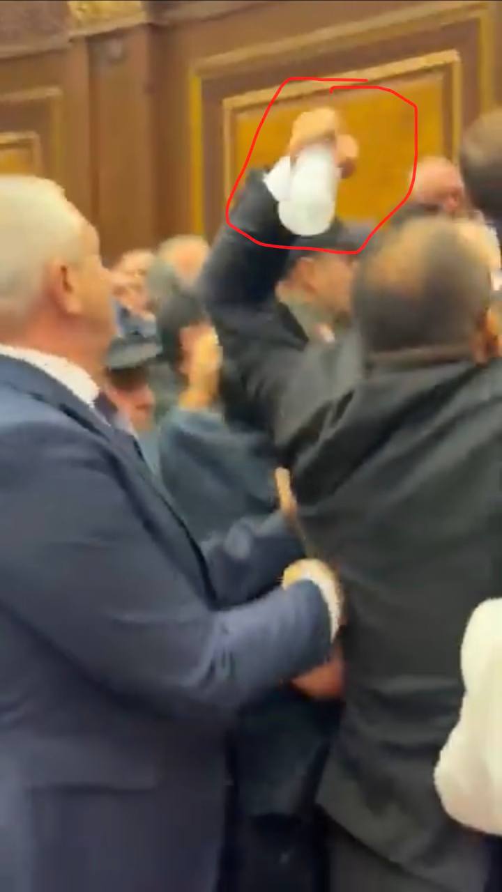«Թույլիկների» պատգամավորը, որը բարձրացել էր նաև ԱԺ սեղանների վդա, հիմա էլ շշով է հարվածում։Ալխաս Ղազարյան — 1