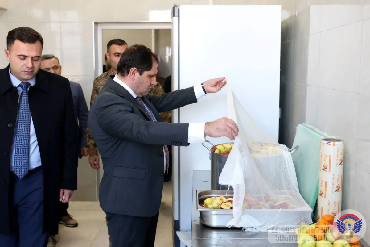 Сурен Папикян посетил учебное подразделение Министерства обороны и принял участие в церемонии открытия недавно построенной столовой.