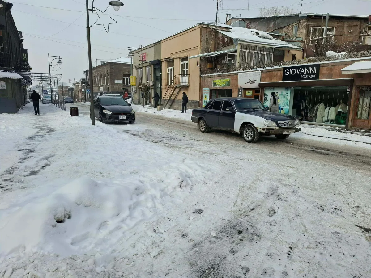 Прежде чем давать уроки управления столицей, членам прокочарянской фракции «Мать Армения» следует сначала организовать уборку снега с площади Гюмри и центральных улиц. Гальджян
