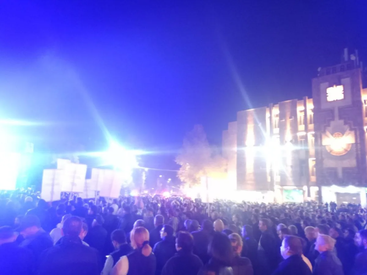 Вместе, рука об руку, мы с любовью построим сообщество нашей мечты. Мехакян