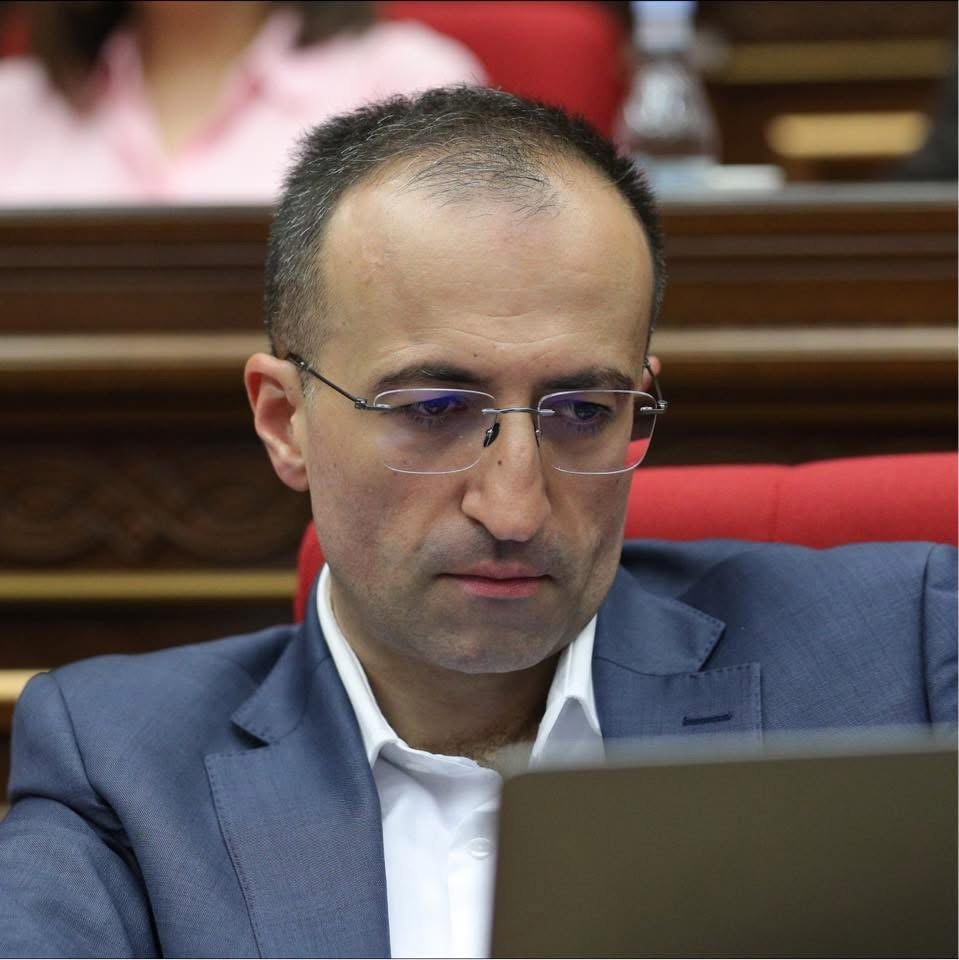 Էլիտան մենակ է մնացել ամպերում. Արսեն Թորոսյան