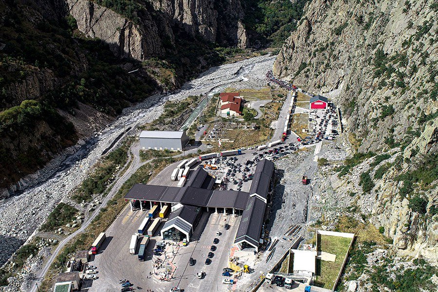 Սելավի վտանգն անցել է, Լարսը բաց է
