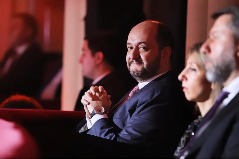 Ուզում են խելոք թվալ, սկսում են ռուսական ակցենտով բառեր արտաբերել՝ ա-երը օ դարձնելով՝ կՈռնեգի. Հարությունյան