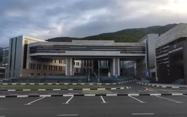 Արտակարգ դեպք՝ Լոռու մարզում․ 2,5 տարեկան երեխան հենվել է տան երկրորդ հարկի լուսամուտի ցանցին, ինչի հետևանքով այն բացվել է, իսկ երեխան ընկել ու ստացել է մարմնական վնասվածքներ