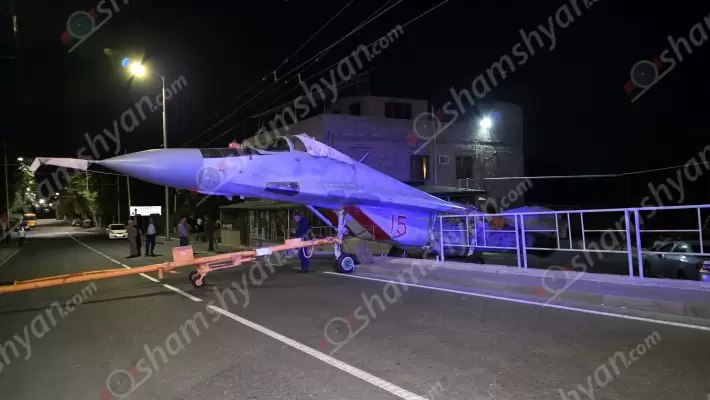 Արտակարգ դեպք Երևանում․ռուսական կործանիչը Արշակունյանց պողոտայում բախվել է երկաթե սյանը ապա ճաղավանդակին