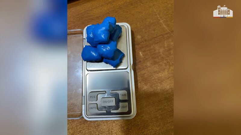 Полиция арестовала наркоторговца; обнаружено восемь упаковок с клейкой лентой