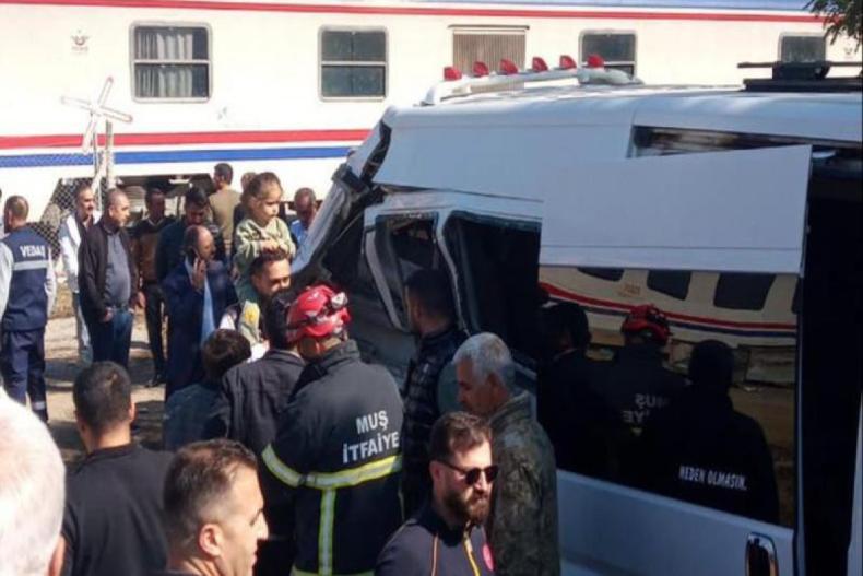 В Турции микроавтобус столкнулся с поездом, пострадали несколько человек