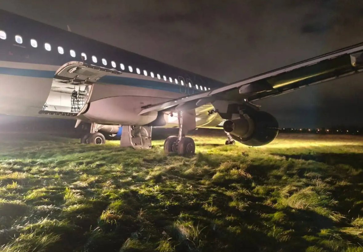 Самолет AZAL совершил аварийную посадку в Санкт-Петербурге из-за отклонения от маршрута