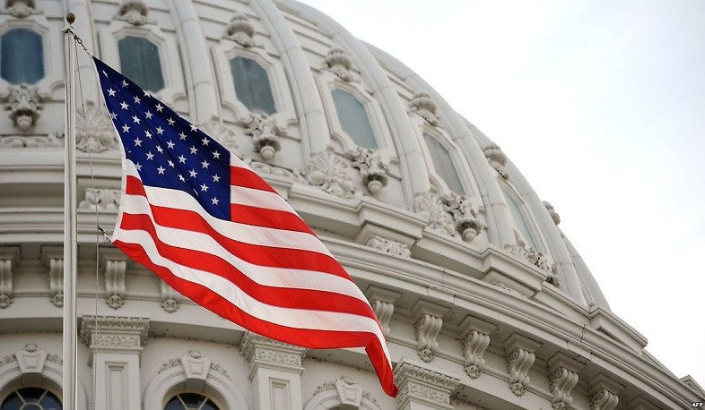 США ввели санкции против российских компаний «Роснефть» и «Лукойл».