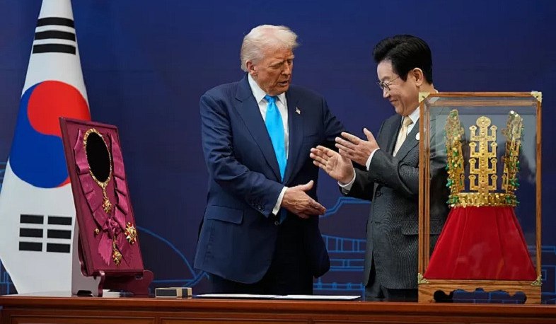 Президент Южной Кореи вручает Трампу золотую корону