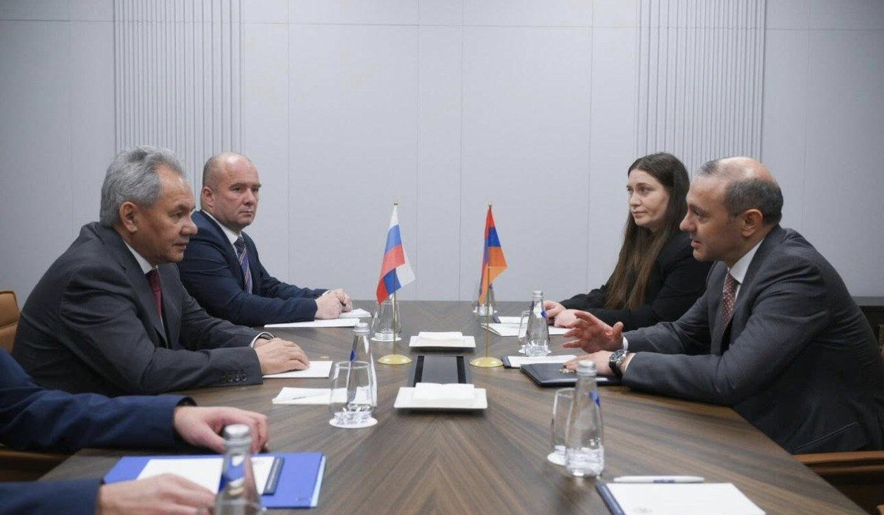 Армен Григорян и Сергей Шойгу обсудили повестку двусторонних отношений Армении и России